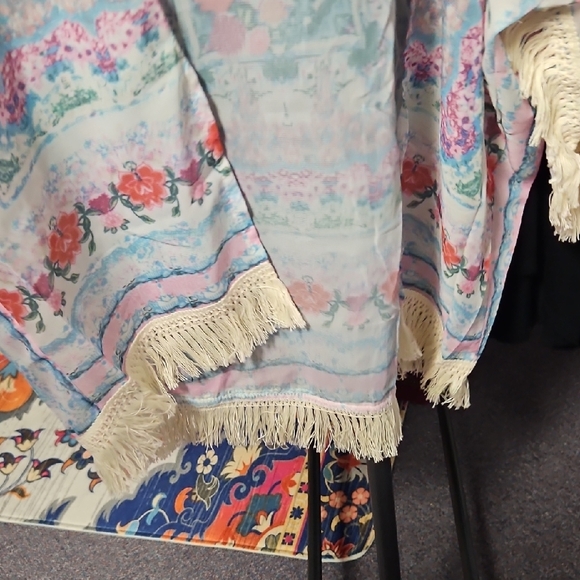 Chic Pink and Cream Floral Cape with Flowing Silhouette - Picture 3 of 6